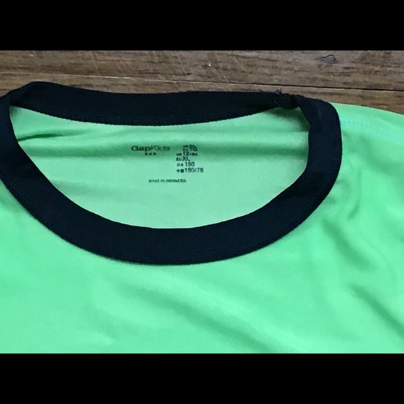 GAP Solid Rash Guard - Picture 2 of 2